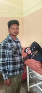 (घायल छात्र को अस्पताल ले कर आए आनंद मोहन)