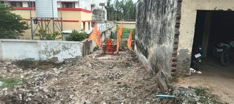 हरदोई हनुमान जी की मूर्ति रखने का मामला तूल पकड़ा: ग्रामीणों ने जमीन पर किया विरोध, पुलिस ने लगाई रोक