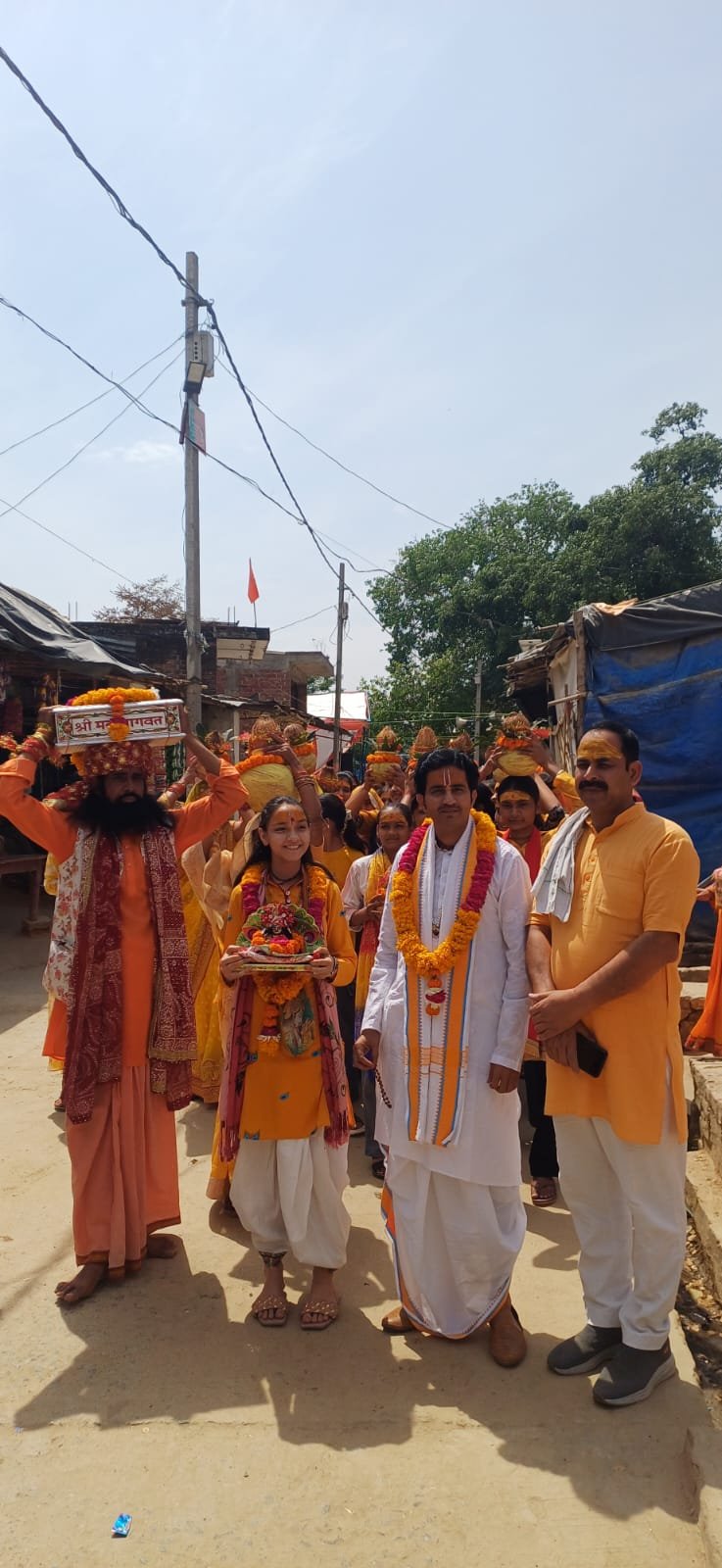 फर्रुखाबाद श्रंगीरामपुर में कलश यात्रा के साथ श्रीमद भागवत कथा का शुभारंभ