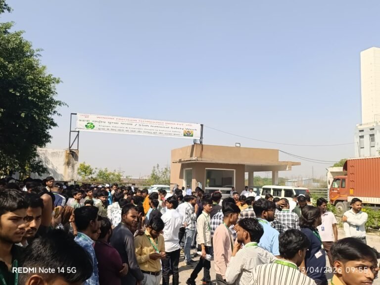 ग्रेटर नोएडा : सूरजपुर में ECDM टेक्नोलॉजी कंपनी में हड़ताल के बाद बवाल, लाठीचार्ज में मजदूर घायल