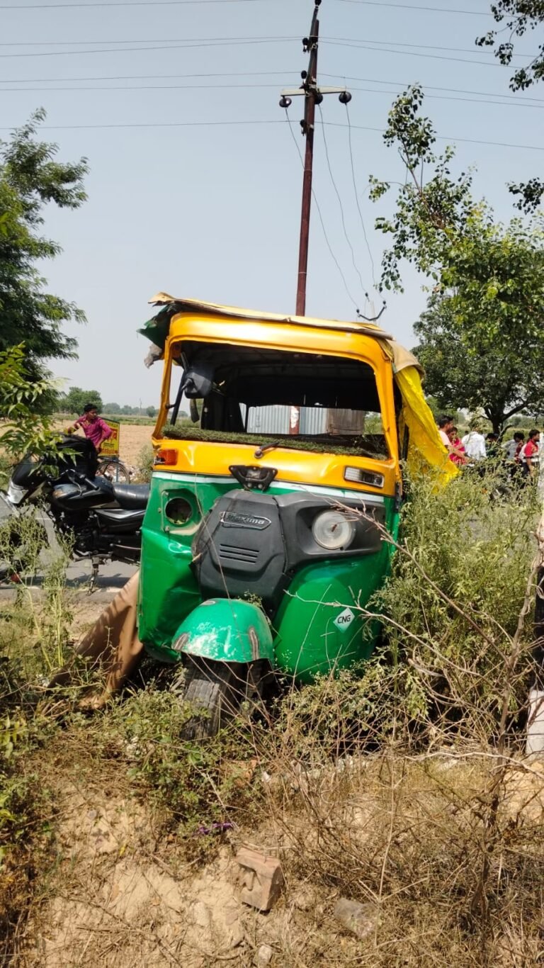 फर्रुखाबाद ट्रक-ऑटो की भीषण टक्कर, एक की मौत, तीन गंभीर घायल