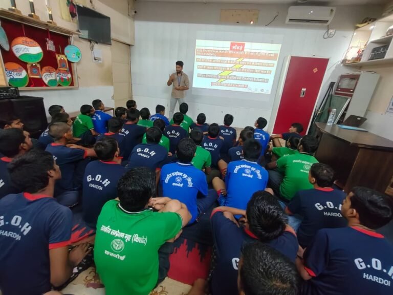 हरदोई चुप्पी तोड़ हल्ला बोल परियोजना के अंतर्गत हरदोई में बच्चों के लिए जागरूकता कार्यक्रम आयोजित