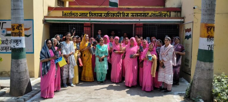 कन्नौज बाल विकास परियोजना जलालाबाद के अंतर्गत 140 आंगनबाड़ी कार्यकत्रियों को स्मार्ट फोन वितरित