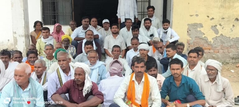 हरदोई चकबंदी अधिकारी कार्यालय के सामने किसानों का अनिश्चितकालीन धरना शुरू सैकड़ों किसान शामिल