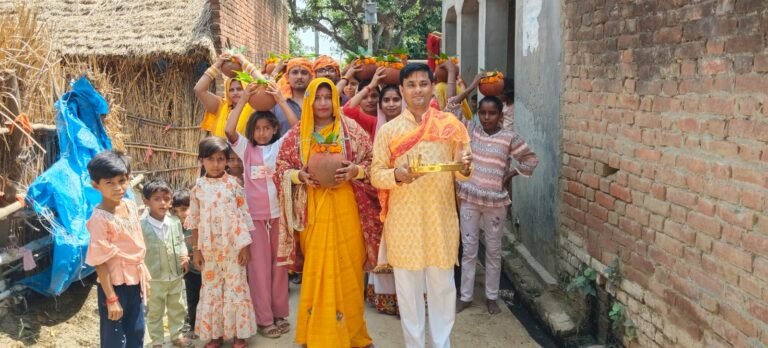 फर्रुखाबाद कमालगंज में श्रीमद्भागवत कथा का भव्य शुभारंभ, कलश यात्रा से गूंजा गांव
