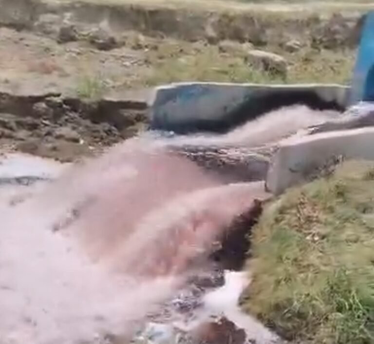 गंगा में गिर रहा गंदा नाला, प्रदूषण से बढ़ा स्थानीय लोगों का आक्रोश; डीएम से तत्काल बंद कराने की मांग