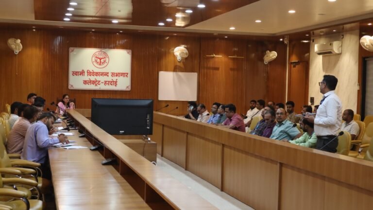 हरदोई मुख्यमंत्री युवा उद्यमी विकास योजना की समीक्षा बैठक, CVO ने शीघ्र ऋण वितरण के दिए निर्देश