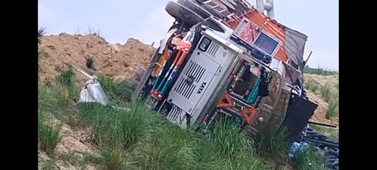 हरदोई गंगा एक्सप्रेसवे पर तेज रफ्तार ट्रक पलटा, चालक-क्लीनर बाल-बाल बचे