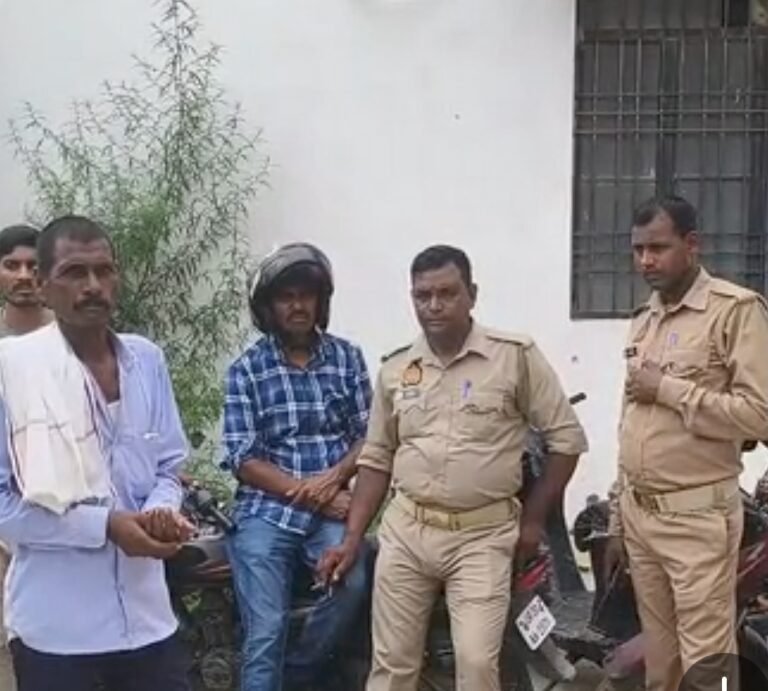 हरदोई तेज रफ्तार पिकअप की टक्कर से पीआरडी जवान की मौत बाइक में फंसकर 50 मीटर तक घिसटे ड्यूटी से घर लौटते समय हुआ हादसा