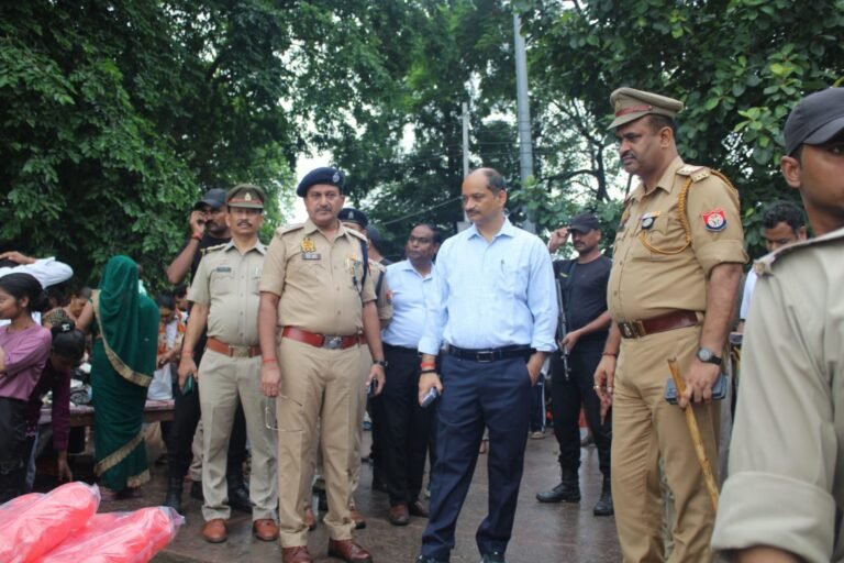 कन्नौज श्रावण मास के प्रथम सोमवार पर मेहन्दी घाट का डीएम व एसपी ने किया निरीक्षण, सुरक्षा व्यवस्था का लिया जायजा