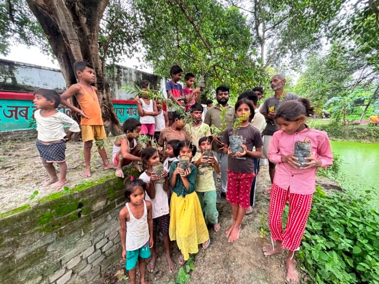 लखनऊ वृक्ष तीर्थ अभियान से जुड़े बच्चों ने 1100 पौधों का सामूहिक रोपण किया