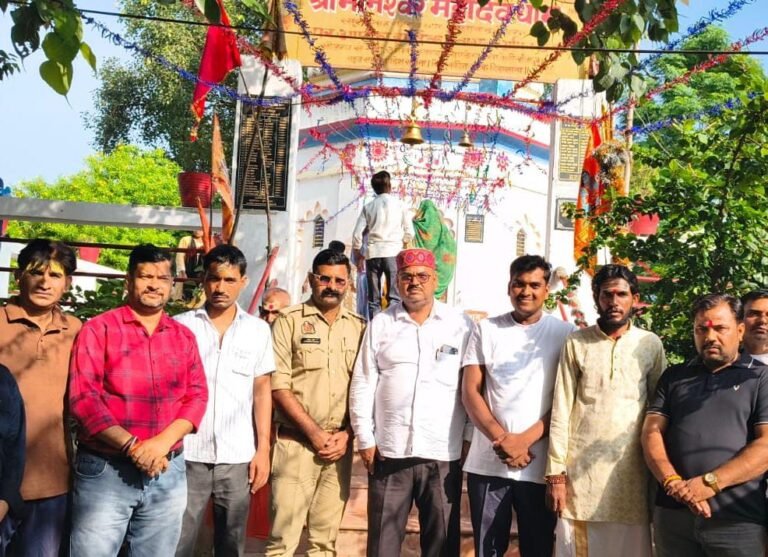 सीतापुर सावन के पहले सोमवार पर शिवालयों में उमड़ी भीड़, बालेश्वर धाम पर भंडारा आयोजित