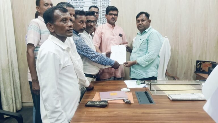 कन्नौज शिक्षामित्रों की मूल विद्यालय वापसी की मांग को लेकर बीएसए को सौंपा ज्ञापन