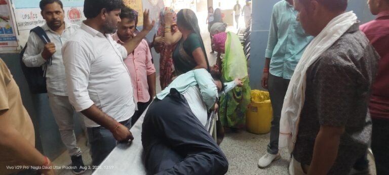 फर्रुखाबाद तेज रफ्तार ऑटो ने मारी स्कूटी को टक्कर, युवक गंभीर, ग्रामीणों ने चालक को पकड़ा