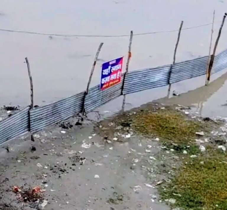 फर्रुखाबाद के पांचाल घाट पर कांवड़ियों का सैलाब, सुरक्षा के लिए गंगा में टिन बैरिकेडिंग
