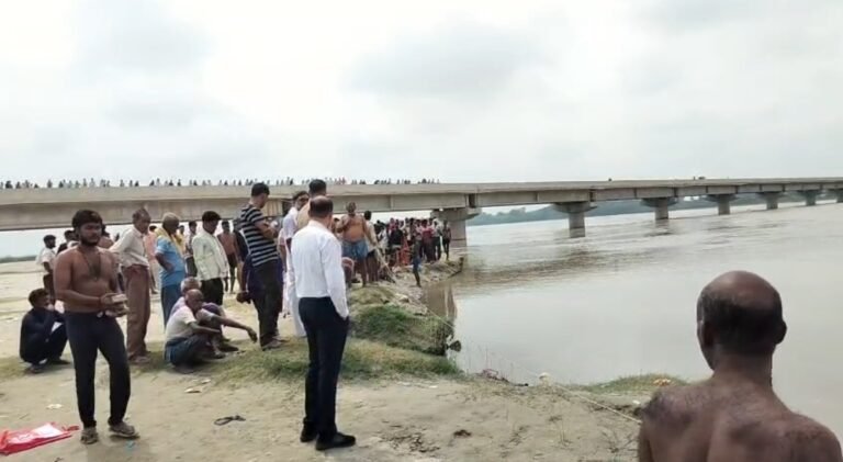 हरदोई के कुसुमखोर घाट पर गंगा में डूबे दो युवक, एक को बचाया गया, तलाश जारी