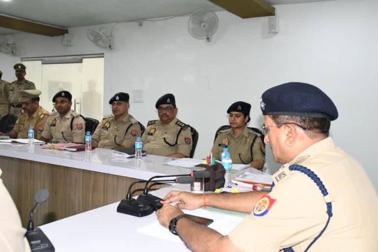 कन्नौज एसपी विनोद कुमार ने पुलिस लाइन में की क्राइम मीटिंग, लंबित विवेचनाओं के शीघ्र निस्तारण के दिए निर्देश