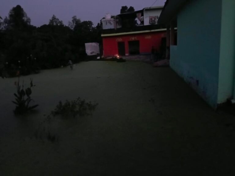 सीतापुर तालाब का पानी बढ़ने से कई घरों का रास्ता जलमग्न आवागमन बाधित