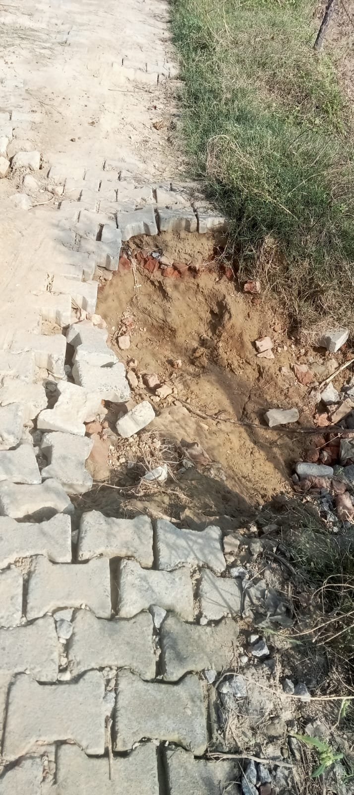 कन्नौज चांदापुर का टूटा रास्ता ग्रामीणों के लिए बना परेशानी का सबब