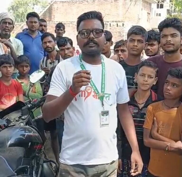हरदोई घर के टांड पर बैठा दिखा काला कोबरा मचा हड़कंप एक्सपर्ट ने किया रेस्क्यू